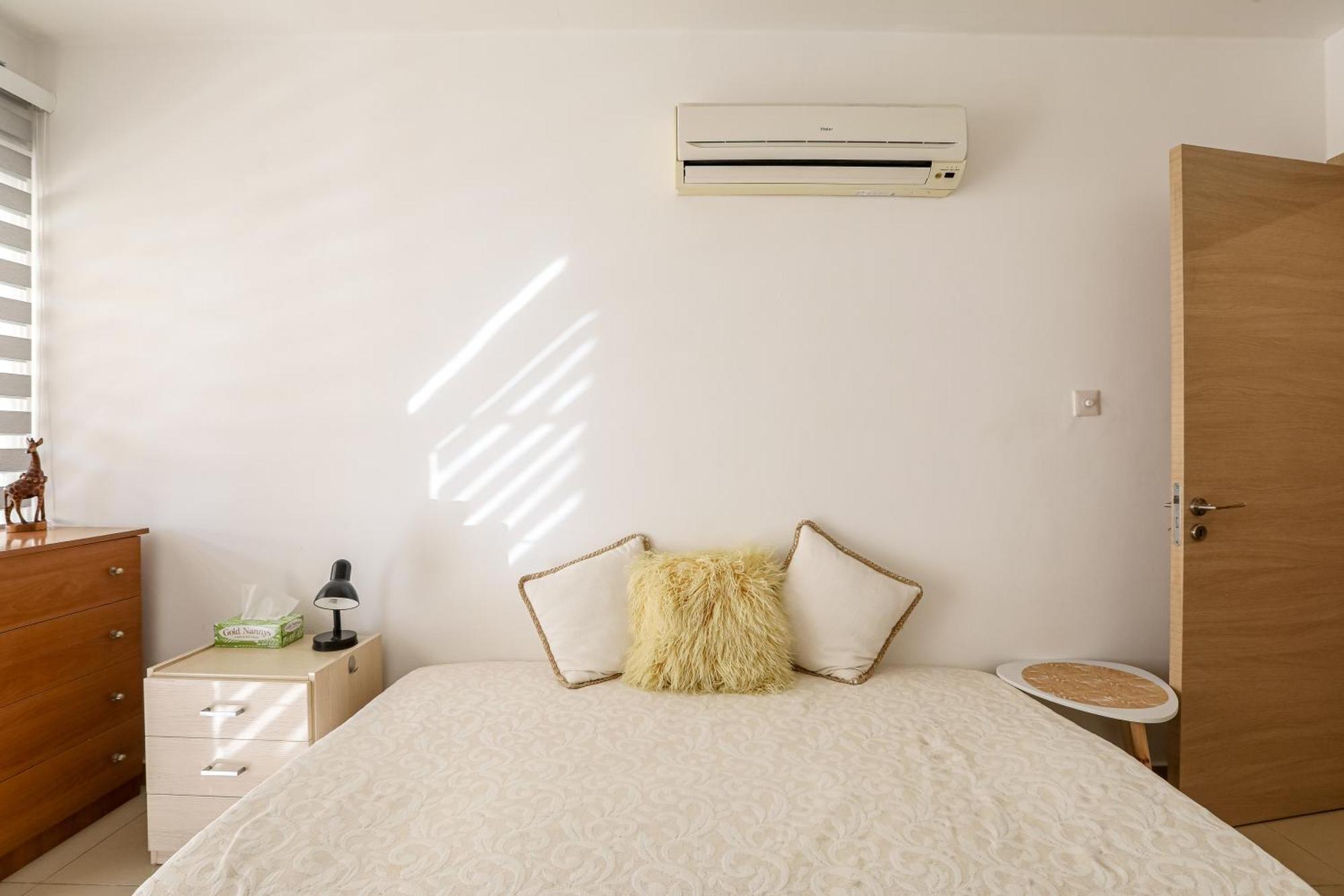 Lovely Bedroom In Shared Apartment Oroklini Exterior photo